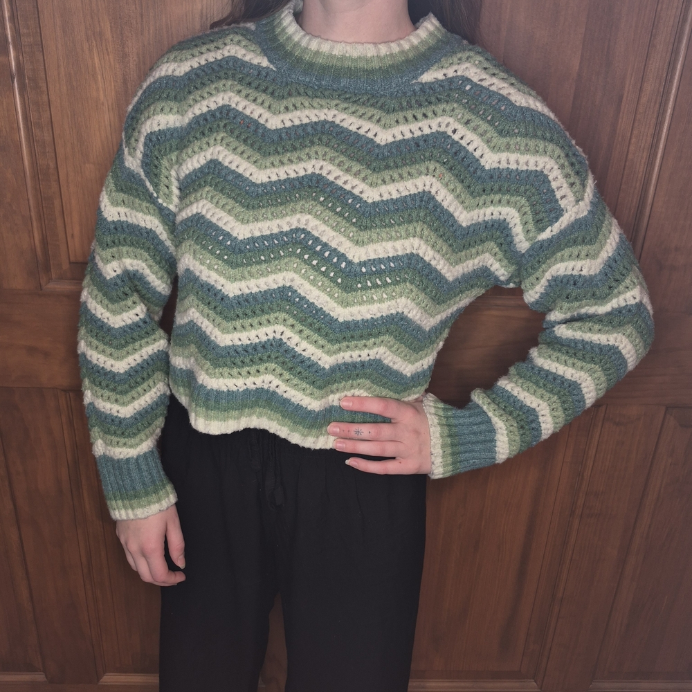Chevron Patterned Crew Neck Sweater - Green and Cream